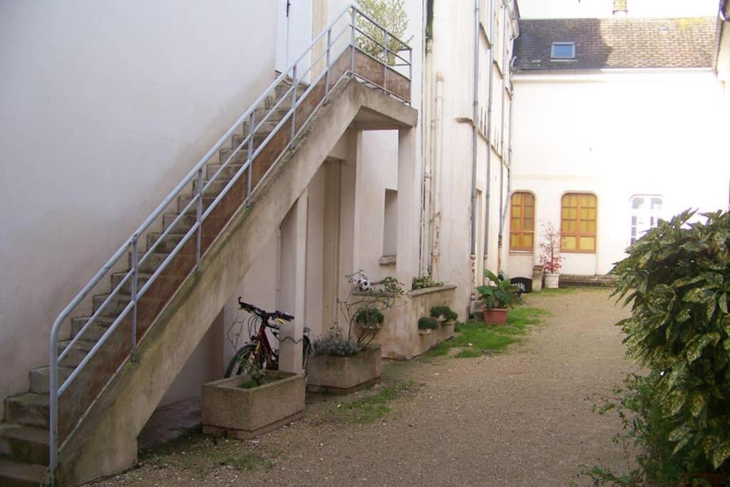 Charmant Studio Au Calme Tout Confort Dans Chateau Neo Gothique Proche Zenith Comet Orleans Parking Voiture Gratuit Wifi Haut Debit Rue Des Montees Bagian luar foto