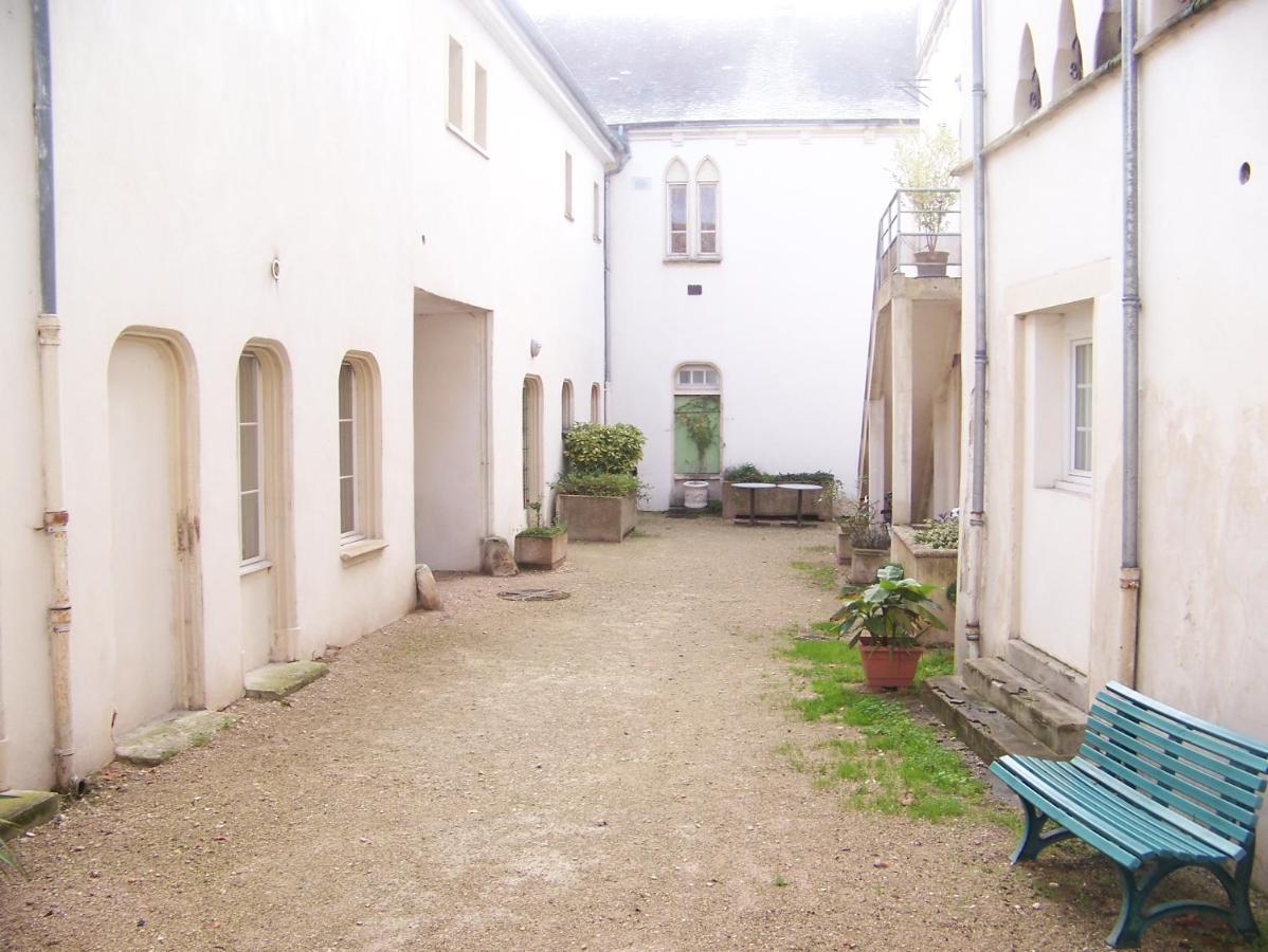 Charmant Studio Au Calme Tout Confort Dans Chateau Neo Gothique Proche Zenith Comet Orleans Parking Voiture Gratuit Wifi Haut Debit Rue Des Montees Bagian luar foto